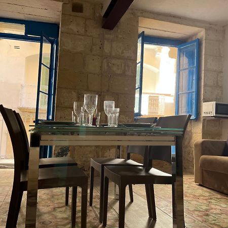 Traditional Townhouse In The Hearth Of Valletta Exterior photo