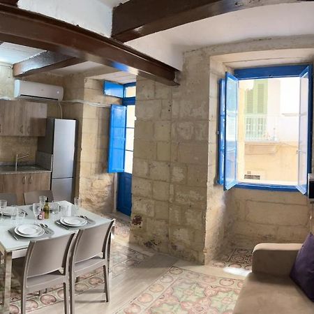 Traditional Townhouse In The Hearth Of Valletta Exterior photo