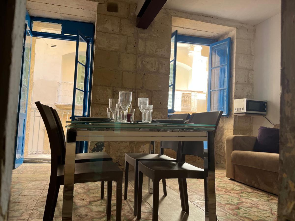 Traditional Townhouse In The Hearth Of Valletta Exterior photo